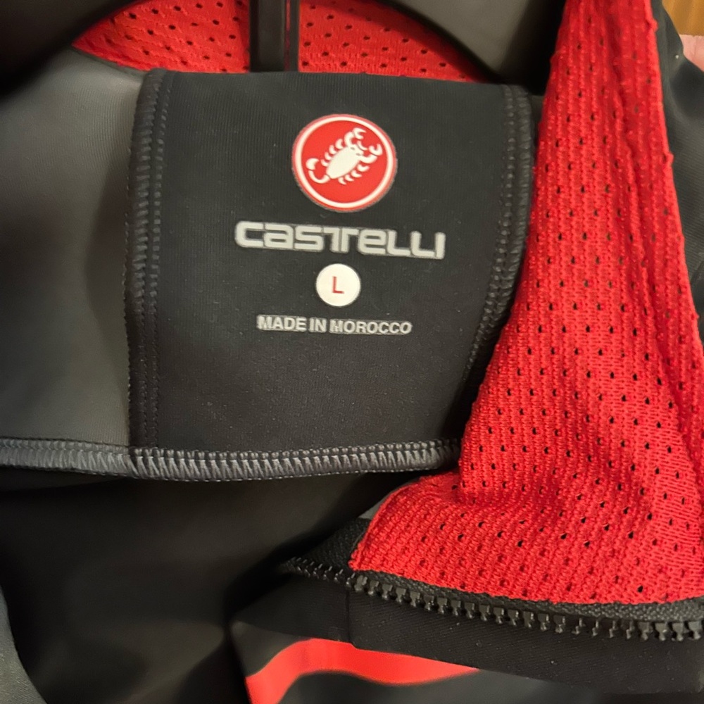 Castelli Men's Black and Red Cycling Vest - Picture 4 of 5